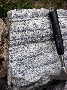 Szliry biotytowe w granicie. Kamieniołom w Michałowicach.