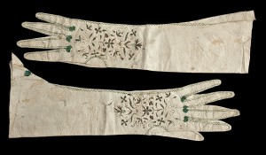 Rękawiczki ze skóry koźlęcej, haftowane, dł. 42,5 cm, Muzeum Narodowe we Wrocławiu, nr inw. III–328 a, b, fot. Arkadiusz Podstawka
