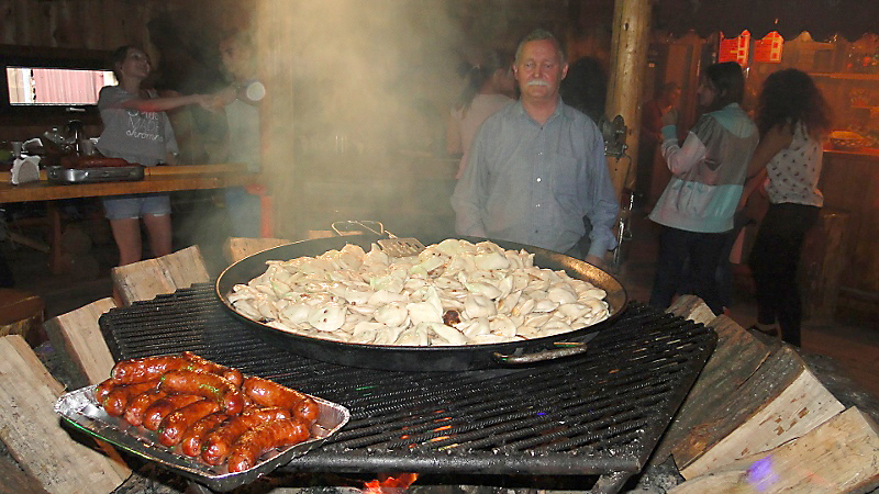 Gospodarz schroniska „Kamieńczyk” szykuje poczęstunek. Foto: Krzysztof Tęcza