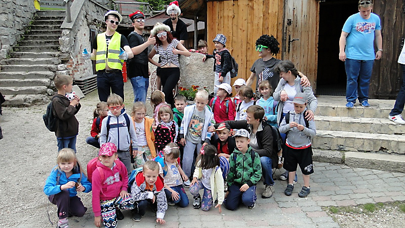 Dzieci, które odwiedziły szałas. Foto: Krzysztof Tęcza