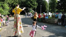 Zabawa z mydlanymi bańkami. Foto: Krzysztof Tęcza