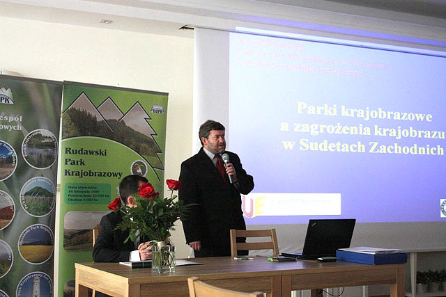 Sesja referatowa konferencji – prezentacje nt. historii jeleniogórskich parków krajobrazowych, istniejących i potencjalnych zagrożeń oraz zrównoważonego rozwoju – Janusz Korzeń (Fundacja Karkonoska), Prof. Jacek Potocki (Uniwersytet Ekonomiczny we Wrocławiu), Prof. Piotr Migoń (Uniwersytet Wrocławski)