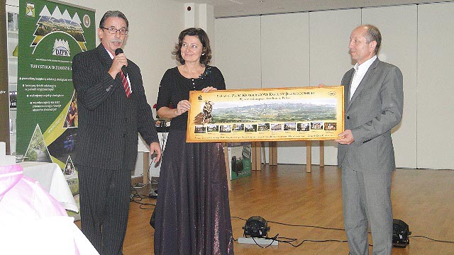 Gratulacje z okazji jubileuszu dla DZPK i podziękowania za wieloletnią współpracę dla jednostek współpracujących z DZPK Oddział Jelenia Góra – Dariusz Gajda (Nadleśnictwo Kamienna Góra), Witold Szczudłowski (Związek Gmin Karkonoskich)