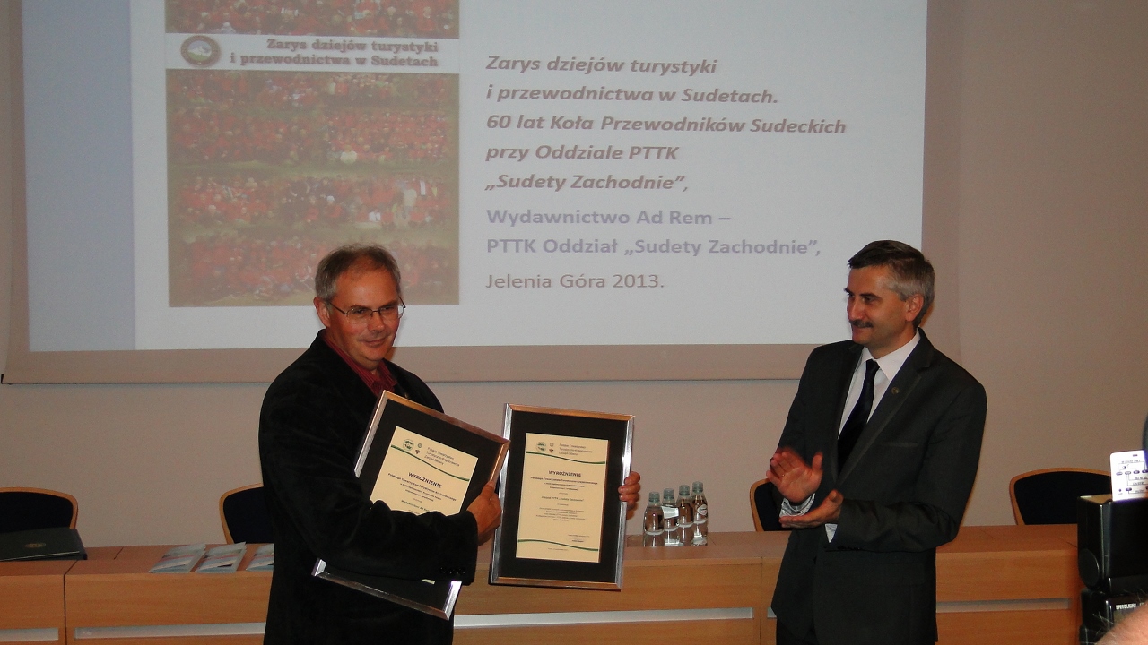 Nagroda dla Oddziału PTTK „Sudety Zachodnie” i Wydawnictwa Ad Rem z Jeleniej Góry (odbiera Krzysztof Tęcza). Foto: Anna Tęcza