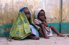 Henryk Mazurek, Rene z kolegą oczekujacy na mamę, blok operacyjny, Bunia, Demokratyczna-Republika Konga