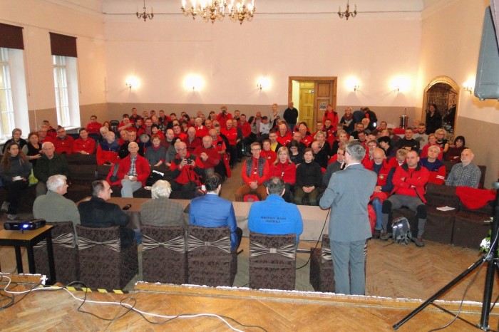 Przewodników wita burmistrz Głuszycy Roman Głód. Foto: Krzysztof Tęcza