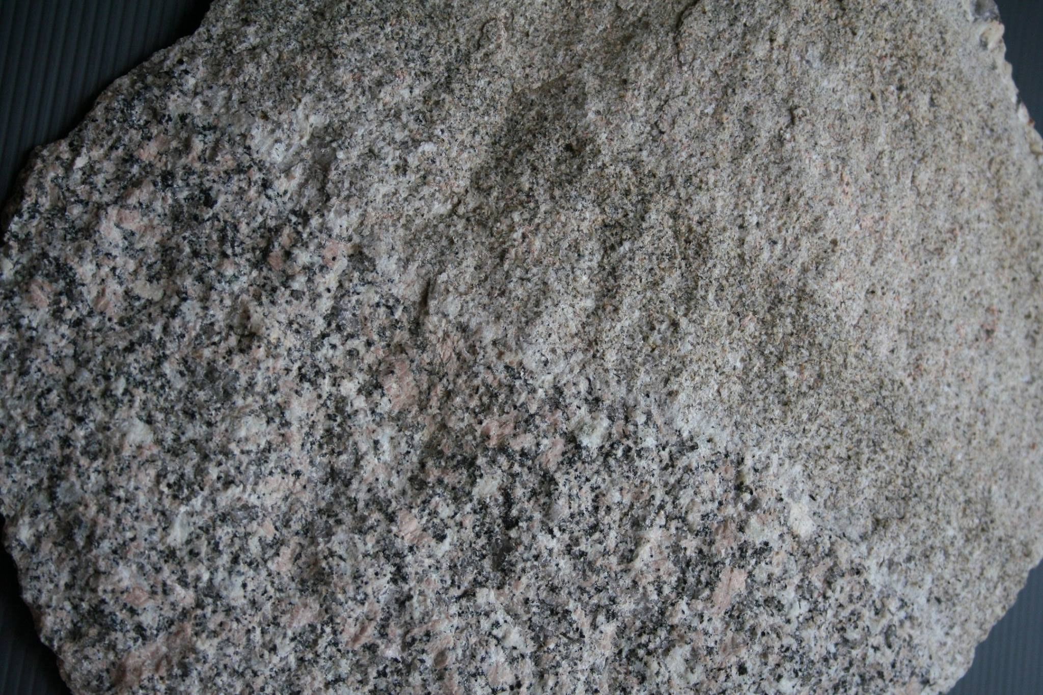 Kontakt dwóch odmian granitu, porfirowatej i równokrystalicznej