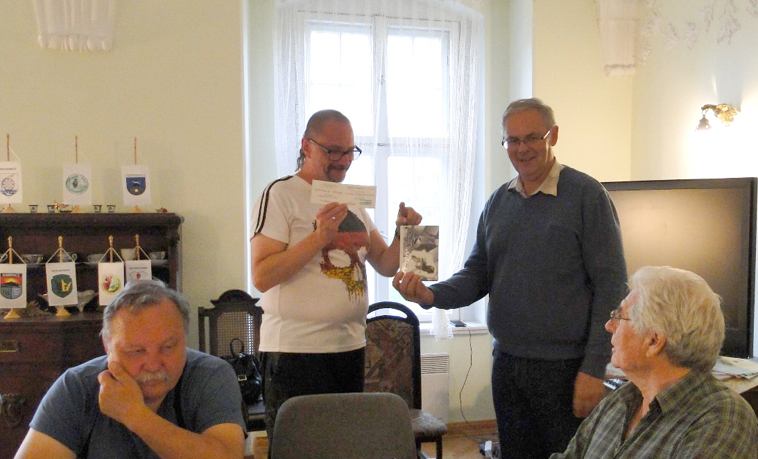 Krzysztof Tęcza wręcza Jackowi Pielichowi legitymację OKP w stopniu brązowym. Foto: Anna Tęcza